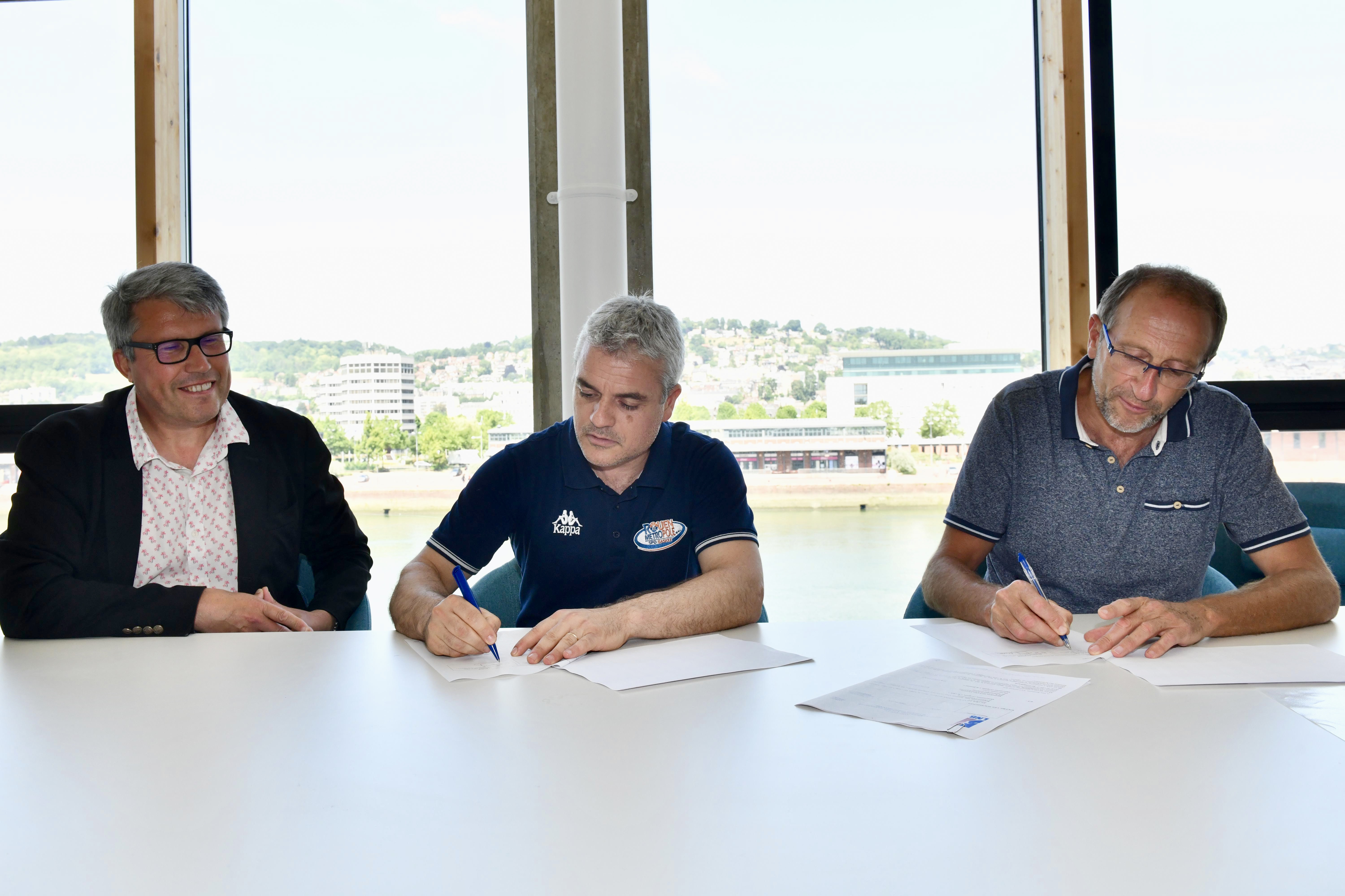 Alexandre Ménard signe le renouvellement de son contrat d'entraineur de l'equipe de basket du RMB (Rouen MÈtropole Basket) pour la saisdon 2019-2020, dans les locaux de Paris Normandie entourÈ de Thierry Rabiller directeur de la rÈdaction de paris Normandie et de Yvan Gueuder prÈsident du RMB.