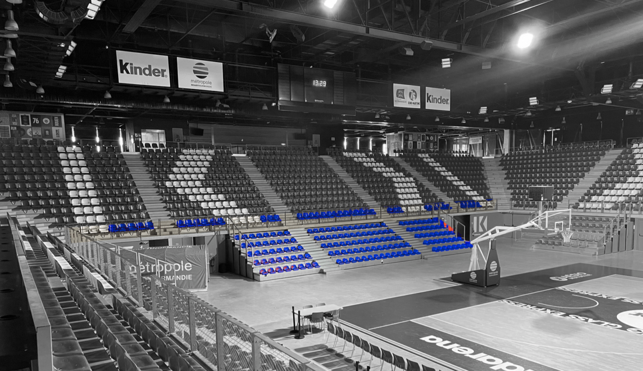 Tribune abonné derrière le panier https://www.rouenmetrobasket.com/wp-content/uploads/2022/09/Tribune-abonne¦ü-derrie¦Çre-le-panier.png
